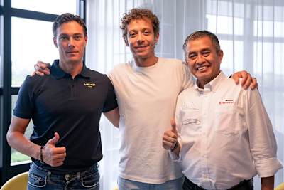 Gianluca Falcioni, CEO der VR46 Agency, Valentino Rossi und Werry Prayogi, Pertamina-Präsident  