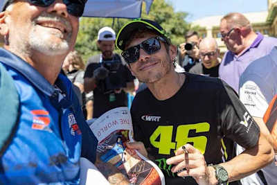 Rossi wird in Bathurst von den Autogrammjägern umzingelt