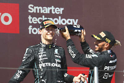 George Russell und Lewis Hamilton durften gemeinsam aufs Podest  