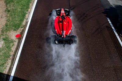 Carlos Sainz testete in Fiorano auf der künstlich bewässerten Piste die Intermediate- und Regenreifen