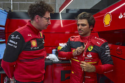 Ferrari-Teamchef Mattia Binotto mit Carlos Sainz