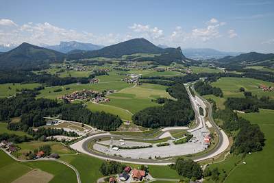 Salzburgring: Die Fahrerlagerkurve (rechts vorne) hatte damals keinen Zentimeter Sturzraum, die Leitplanken standen direkt am Fahrerbahnrand, geschützt nur durch Strohballen 