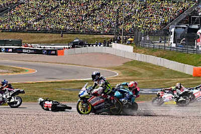 Startcrash am Sachsenring, ausgelöst durch PrüstelGP-Pilot Carlos Tatay