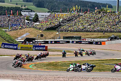 Das Moto3-Rennen fand schon vor vollen Tribünen statt