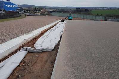 In der Zielkurve (Turn 13, gegen die Fahrtrichtung fotografiert) wird die Fahrbahn nach aussen hin verbreitert