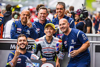 Ayumu Sasaki feiert, hinter ihm Peter Öttl 