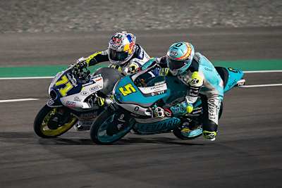 Doha: Titelanwärter Jaume Masiá (5) zwängt sich hier mit einem verpönten Block Pass an Sasaki (71) vorbei 