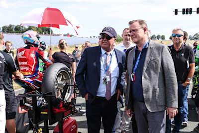 Bodo Ramelow schaut bei der IDM vorbei (vorne rechts)