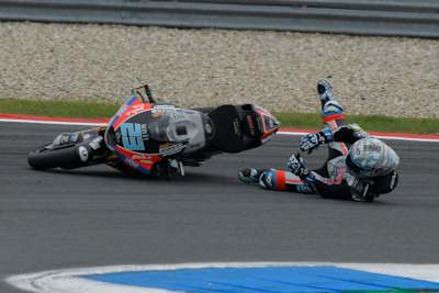 Marcel Schrötter am Boden in Kurve 5