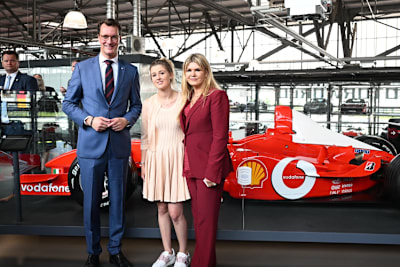 Ministerpräsident Hendrik Wüst mit Gina-Maria und Corinna Schumacher