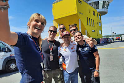 Die ServusTV-Mannschaft: Eve Scheer, Bradl-Assistent Marco Glas, Bradl, Cortese, dahinter Hofmann und Brugger