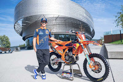 Chase Sexton vor der KTM Motohall