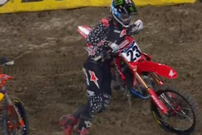 Das Benzin läuft aus dem Tank