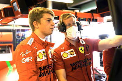 Robert Shwartzman (links)