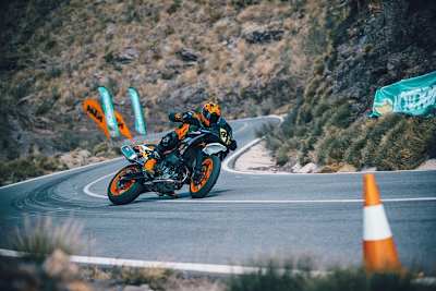 Die Schräglage des Herrn Filmore auf der KTM 890 SMT geht soweit in Ordnung