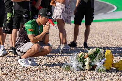 Yuta Okaya legte Blumen für Victor Steeman wieder