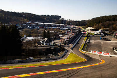 Circuit Spa-Francorchamps: Im Bergabstück bei den alten Boxen wurde nach der La-Source-Haarnadel überraschend ein «Grid» errichtet