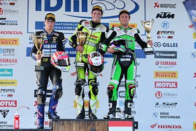 Andreas Kofler mit Thomas Gradinger und Luca de Vleeschauwer (v.li.)