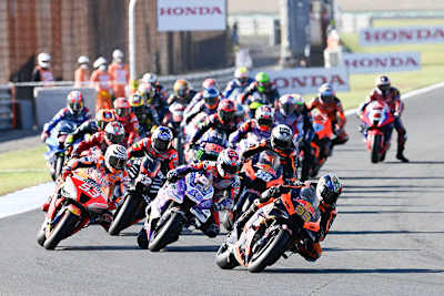 Erste Kurve nach dem Start: Red Bull-KTM-Star Brad Binder führt!