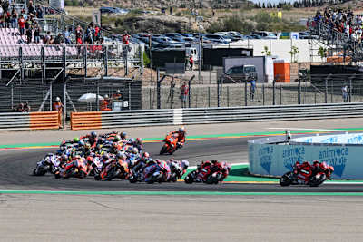 Schon in der ersten Kurve war Marc Márquez vor Johann Zarco #5