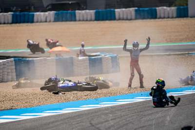 Aufregung in Kurve 2: Bezzecchi liegt im Kiesbett, Márquez gestikuliert, Morbidelli hockt noch auf dem Boden