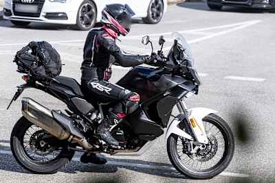 KTM 1390 Super Adventure R: Erprobungsfahrzeug mit neuer Verkleidung und verhältnismassig riesigem Display