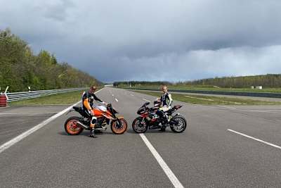 Vor der langen Geraden: Ruedi Steck (links) und Nina Prinz bei Testfahrten auf dem Lausitzring