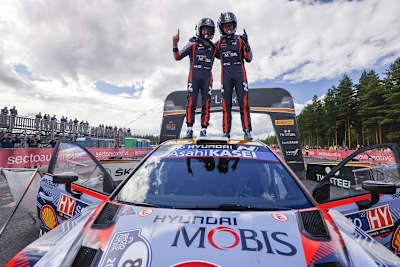 Die Sieger Martin Järveoja und Ott Tänak