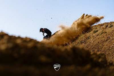 Ein Testfahrer, vermutlich der Italiener Stefano Pezzuto, auf der 450er-Motocross-Maschine von Ducati