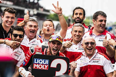 Jake Dixon feierte mit seinem Team Platz 3