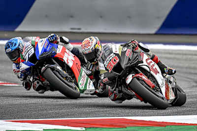 Takaaki Nakagami vor Alex Márquez