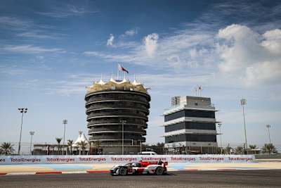 Der Toyota GR010 Hybrid auf der Strecke in Bahrain