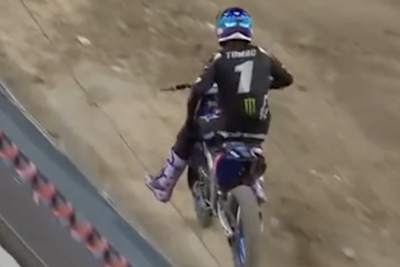 Eli Tomac fährt mit gerissener Achillessehne aus dem Stadion von Denver