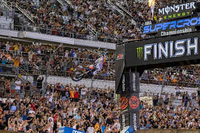 Eli Tomac überquert die Ziellinie vor der prächtigen Kulisse in Daytona