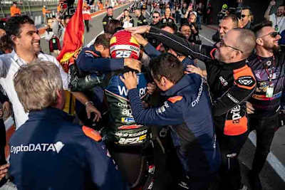 Jubel um Raúl Fernández, links im weissen Hemd Ovidiu Toma 