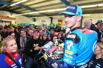 Schrieb bei der Vorstellung fleißig Autogramme: Xavier Artigas