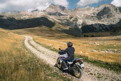 Honda XL750 Transalp: Gemäss Honda rufen die Berge - wir horchen angestrengt