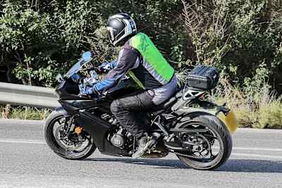 Triumph Daytona 660: Schon sehr seriennaher Prototyp auf Erprobungsfahrt in Südspanien