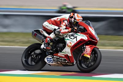 Auf der Geraden wird die MV Agusta eingebremst