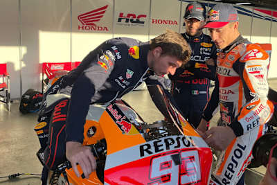 Sitzprobe von Max Verstappen auf der Honda von Marc Márquez
