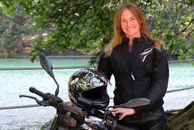 Julia Taubitz mit ihrer BMW