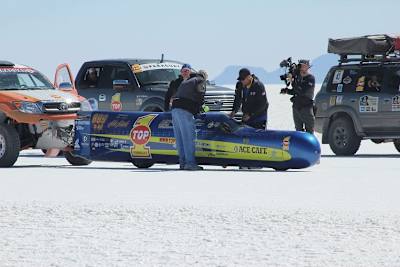Rekordfahrzeug Ack Attack: Losfahren kann es nicht aus eigener Kraft, ein Pickup muss am Start Schiebehilfe leisten