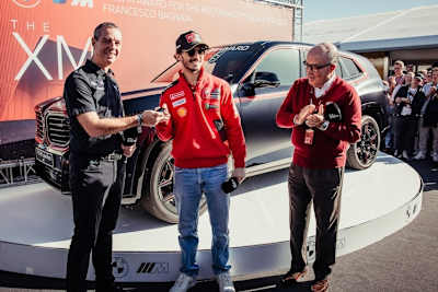 In Anwesenheit von Dorna-CEO Carmelo Ezpeleta durfte Pecco Bagnaia in Valencia den Schlüssel für den BMW XM Red Label von BMW M-Geschäftsführer Franciscus van Meel entgegennehmen