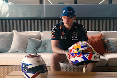 Max Verstappen mit dem Helm seines Vaters