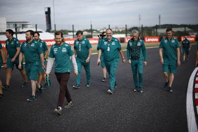 Sebastian Vettel hat sich den Suzuka Circuit bei der Streckenbesichtigung am Donnerstag genauer angeschaut