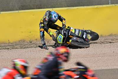 Eine gewohnte Szene der verganenen Saison: Celestino Vietti im Kiesbett