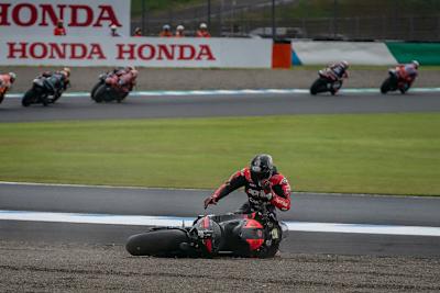 Der Aprilia-Pilot stürzt, dahinter enteilt das Feld