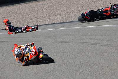 Crash im Sprint: Viñales rutscht dahin, innen ist Marc Márquez zu sehen