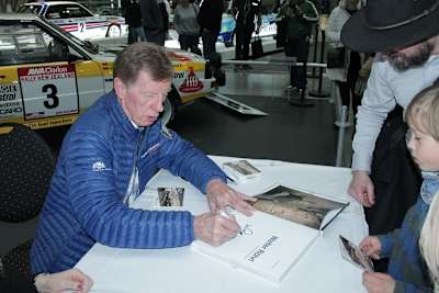 Walter Röhrl erfüllt Autogrammwünsche