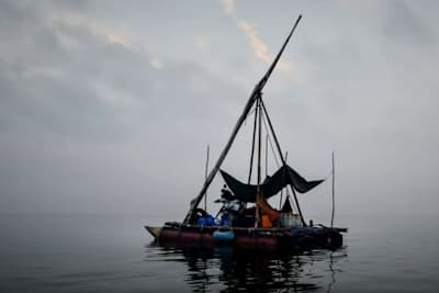 Am Ende der Strasse geht es nur auf dem Seeweg weiter - mit einem Floss mit Motorradantrieb